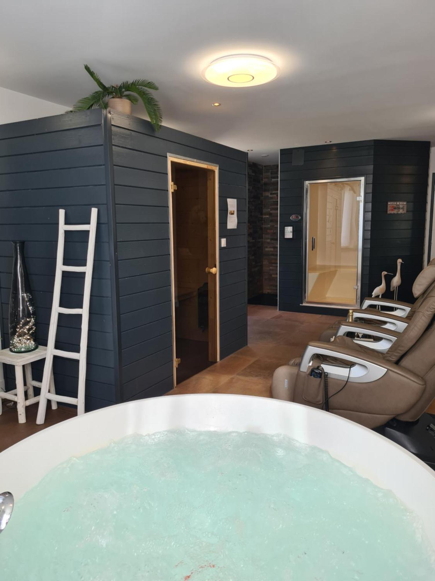 Les Suites De Bougainville Конкарно Екстериор снимка